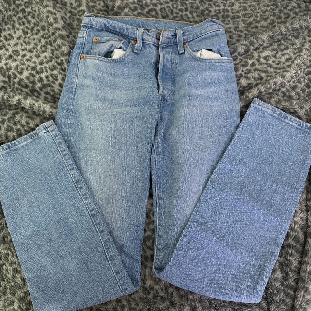 Levi’s light wash 501 straight leg jeans women